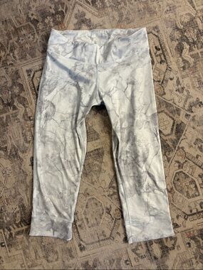 Reebok Marble-Print Capri Leggings - White & Gray